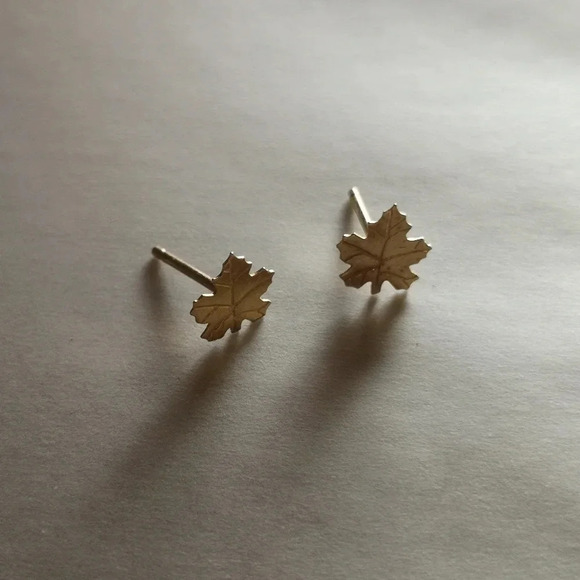 14kt gold maple leaf studs - Picture 2 of 2